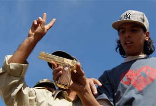 卡扎菲保鏢死亡圖片_卡扎菲死亡照片_卡扎菲死亡過程視頻