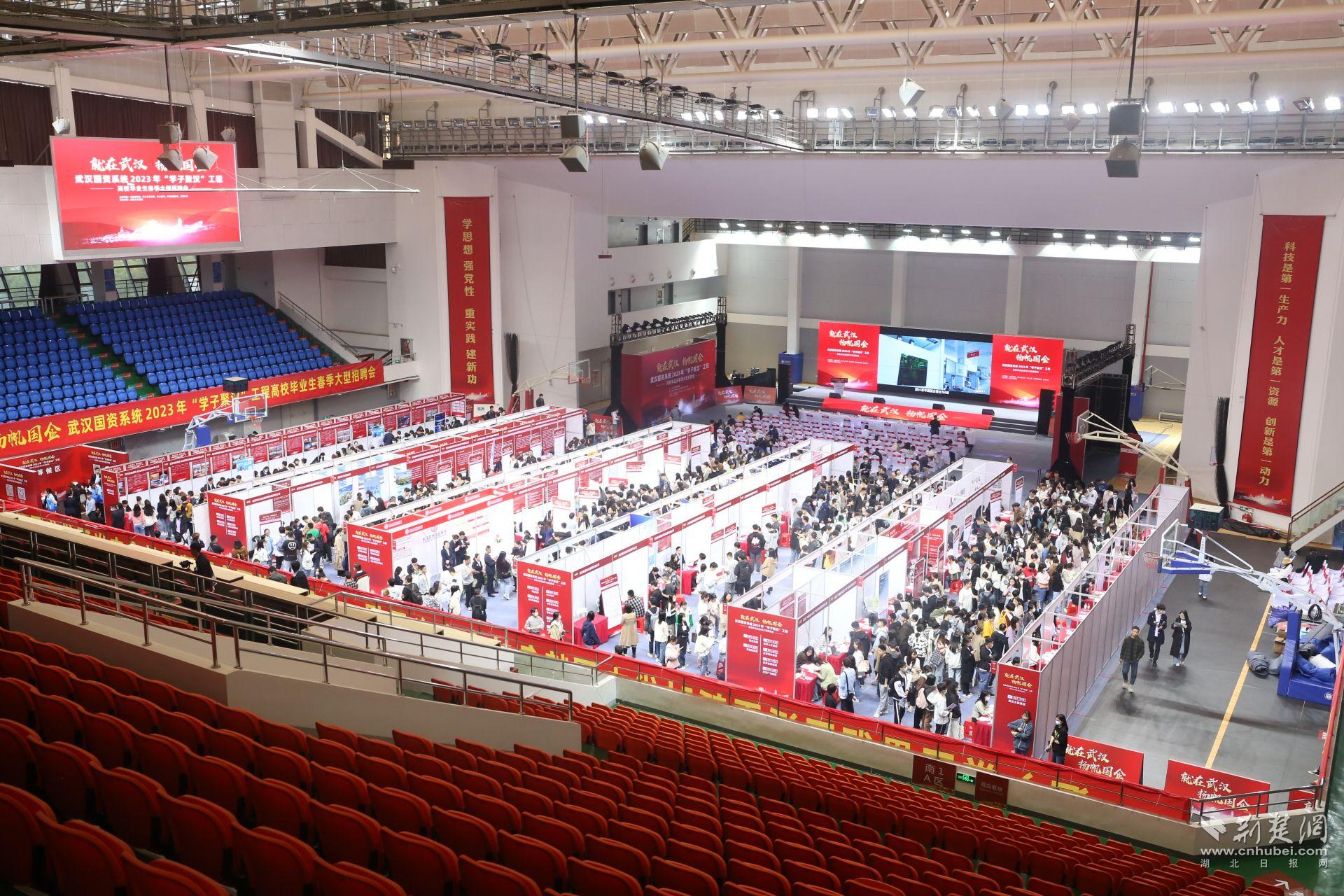 大學生招聘會_51888 團購會 宜興花園豪生_女大學穿生文胸照片