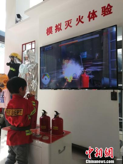 圖為一名小學生體驗模擬滅火 劉鵬 攝