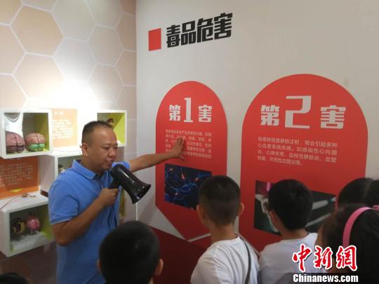 圖為老師向?qū)W生們講述毒品危害知識 劉鵬 攝