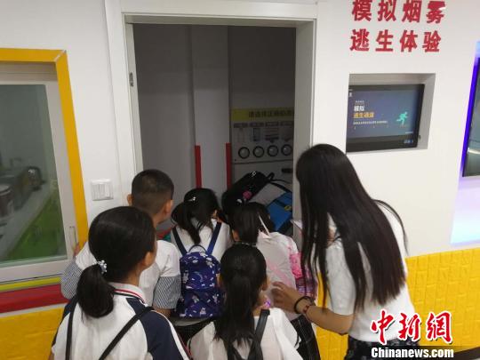 圖為學生們模擬練習煙霧逃生 劉鵬 攝