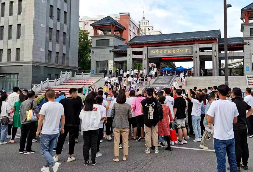 家長在考場外等待考生。（松原市委宣傳部供圖）