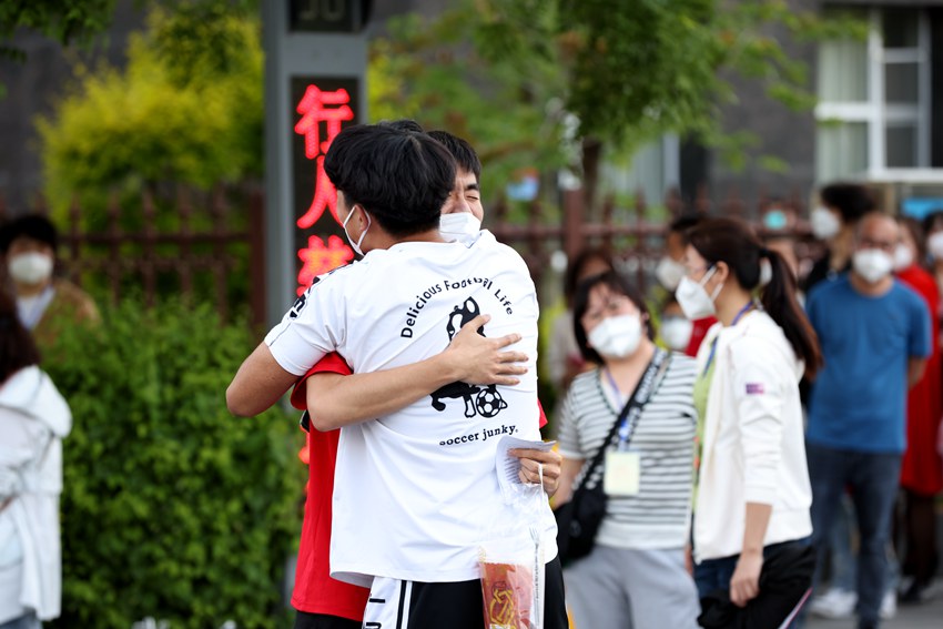 高考結束考生如釋重負。（集安市融媒體中心供圖）