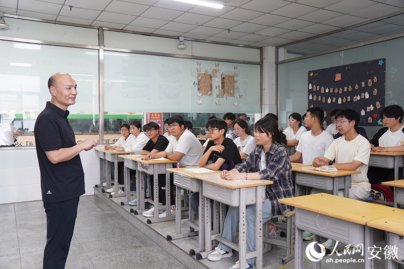 懷凱正在課上給學生們講解藥膳理論。人民網記者 陳若天攝