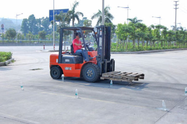 叉車功能用途_叉車培訓(xùn)班_叉車操作培訓(xùn)條件